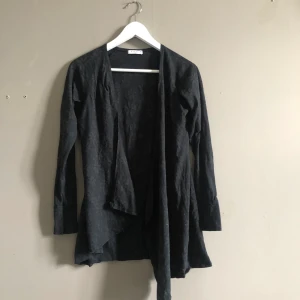 Kofta/topp - jättefin svart tröja från Vila! en framsida är lite längre än den andra och har blommor på! ganska tighta armar för att vara en M 