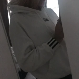 Adidas hoodie stl s/m - Säljer denna hoodie ifrån adidas. den är super bekväm och har en ganska stor luva. nypris ca 550 säljer för 200+frakt.  
