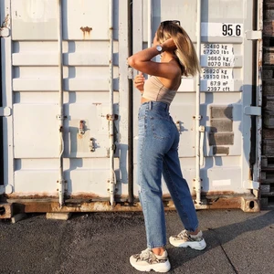 Levis jeans  - Säljer mina älskade Levis ”ribcage straight ankle jeans”, storlek W 27 L 27 👖 frakt tillkommer. 