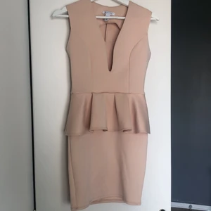 Ljus beige klänning från Nelly.  - En söt klänning från Nelly stolek XS. Använt den 1 gång så den är i ny skick. Första bilden så ser klänningen lite rosa ut men den är ljus beige. Ord pris 499. Ni kan buda