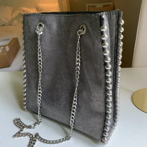 Mellanstor väska från Zara - Säljer en grå mellanstor väska från zara. Använd en del gånger men fortfarande i bra skick. Säljer för 100kr (fraktkostnad ingår ej). 