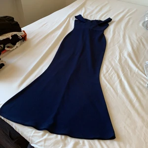 Marinblå Lång klänning  - Använd på ett bröllop , Banden hamnar på axlarna 