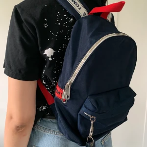 Tommy Hilfiger ryggsäck  - Jättefin ryggsäck från Tommy Hilfiger✨ ”mellanstorlek”, rymmer det mesta man behöver ha med sig! Passar tyvärr inte för en dator dock. Frakt på 59kr tillkommer 💕