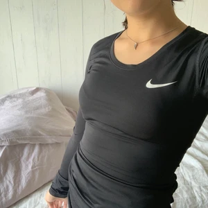 Nike träningströja - En långarmad träningströja från Nike (PRO) som är super fin