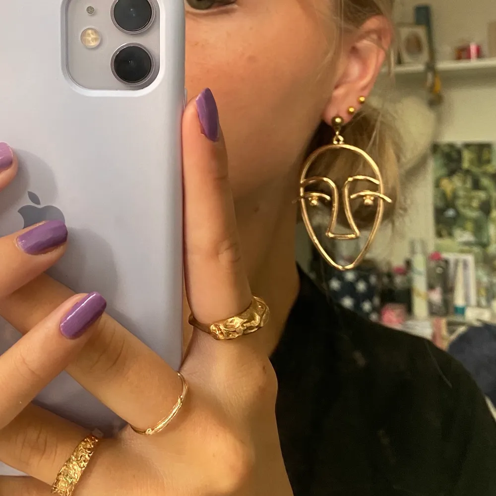Säljer dessa unika örhängen som är helt nya! Köpta för 250kr men jag gillar mest små örhängen!. Accessoarer.