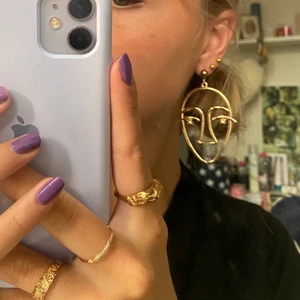 Ansikts örhängen - Säljer dessa unika örhängen som är helt nya! Köpta för 250kr men jag gillar mest små örhängen!