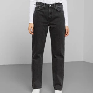 WEEKDAY JEANS - Säljer dessa WEEKDAY jeans då de tyvärr blivit för stora /: De är i modellen Rowe, Dark Gray och W29  L32 i storleken. De är helt fläckfria förutom få små slitningar längst ned på jeansen, det är dock inget man tänker på☺️ Frakt tillkommer på 67kr📦🥰