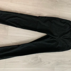 Kostymbyxor HM - Säljer dessa kostymbyxor från Hm. Dom är tyvärr för små för mig så kan inte visa dom på men modellen är vanlig. Storlek 34. Pris 20kr + frakt. Tvättas och stryks som vanligt innan frakt!💕