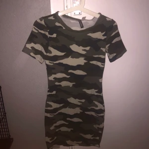 cargo klänning - Tight klänning som är oanvänd i storlek 34