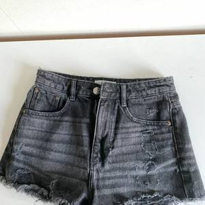 Zara jeans shorts - Säljer dessa snygga gråa jeans shorts från Zara då de inte längre passar mig. Shortsen är i storlek 34, vilket motsvarar XS.