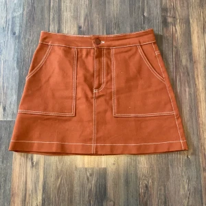 Kjol från zara Strl M - Kjol från zara Strl M. Knappt använd. Originalpris 249kr. Jag träffas gärna i Stockholm och tar emot både swish och kontanter. Vill bara bli av med allt! Pruta gärna! Kan säkert fixa bra paketpris! 