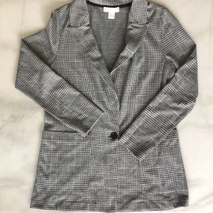 Kavaj från H&M - Mjuk, tunn kavaj från H&M. Två stora fickor och en knapp fram. Använd 1 gång. Frakten är spårbar och inräknad i priset! 