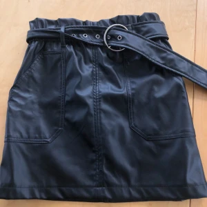 Kjol  - Snygg kjol köpt på forever 21 i usa förra julen. Inte använd så många gånger och nu är den tyvärr för liten. Frakt ingår inte i priset 💘