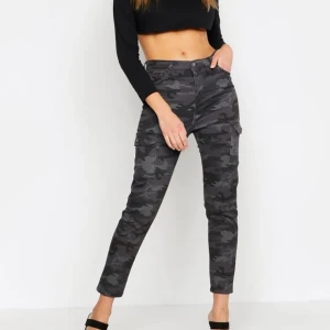 Camo Pocket Detail Skinny Jeans - Helt nya med lappen kvar! Små i storleken, som 34-36. Hög midja. 38 cm rakt över. Lagom längd. Så snygga. Ordinarie pris 400 kr 