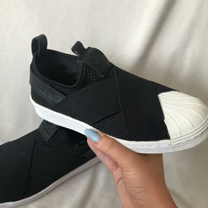 Adidas lätta sneakers, strl 38 - Oanvända! Provade i butik. Breda korsade resårband framtill, längst fram ser de ut som ett par superstar! Väldigt lätta och mjuka skor🥰