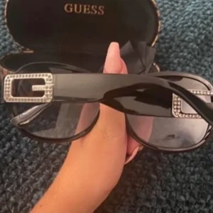 Guess glasögon - Svarta Guess ( äkta ) glasögon med Rinestones på sidorna av dem! Aldrig kommit till andvändning 💗 Frakt : 60kr