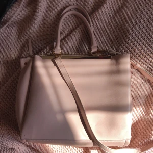 Rosa väska - Stor och rymlig väska💕 Sällan använd och köpt på Åhlén för 500kr, pris kan diskuteras och köparen står för frakt✨