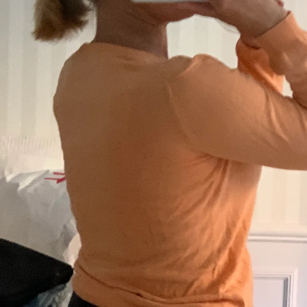 Orange långärmad v ringar tröja som jag ej vet märket på, så fin men kommer inte till användning å har blivit lite liten för min smak. Tröjor & Koftor.