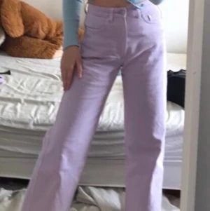 Lila jeans 💜💜 - Weekdays modell ”veer” i storlek 26, Nypris 500!Säljer för 250+ frakt! Jättefint skick, bara använt några gånger. Säljer för att dem är kortare än vad jag tänkte mig. 