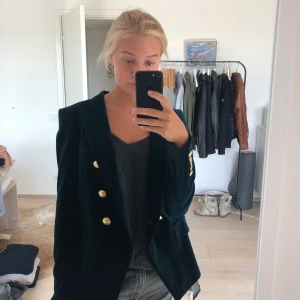 Kavaj - As ball och stilig kavaj i snygg mörkgrön färg med gulddetaljer. Aldrig använd.