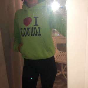 Jätte cool hoodie med en cool färg. På hoodien står det I ❤️ London. Från märket Eros Fashion st, M. 200kr +frakt💖💖💖💖