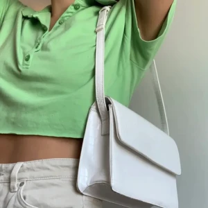 Vit ormskinnsväska - Vit handväska i orm/ crocodil mönster💕.                    Frakt tillkommer på 45kr!!                                       Buda i kommentarerna! Avslutar mycket snart så lägg ditt bud asap