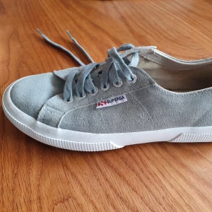 Superga grå mocka, använda 1 gång, säljer pga köp av fel storlek - Grå mocka skor i märket Superga, stl 39, använda en gång, helt felfria och intackta från inköp. 