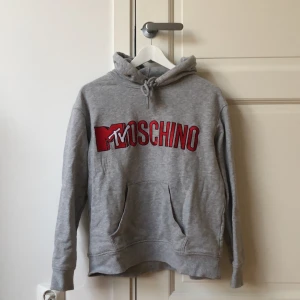 Moschino x HM hoodie - Grå Moschino x HM hoodie. 
