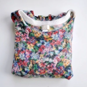  - 🌷 Fluffig tröja från H&M, sparsamt använd. Frakt tillkommer eller så kan jag mötas upp i Stockholm 🌺