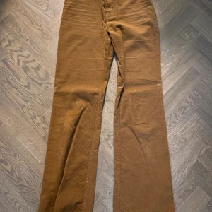 Manchesterbyxor  - Märket är indiska. Använda sparsamt så i fint skick. Storlek 36. Köpta för 500kr.
