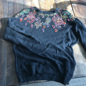 Vintagetröja i silke  - Magiskt mjuk stickad vintagetröja i 80% silke med vackert handsytt paljettmönster. Väldigt varm och mysig, perfekt till höstens svalare väder. Köpt på Beyond Retro, endast testad av mig. Frakt ingår.