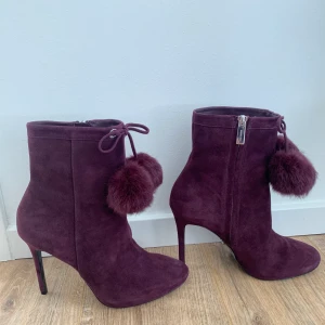 Michael Kors boots klackar  - Aldrig använda Michael Kors boots klackar i mocka.  Köpta på Michael Kors i Göteborg. Ny pris 2000kr Aldrig använda. Storlek 38,5. Lite små i storlek. Passar en 38. Bilden är orättvis då det är svårt att fota mocka. 
