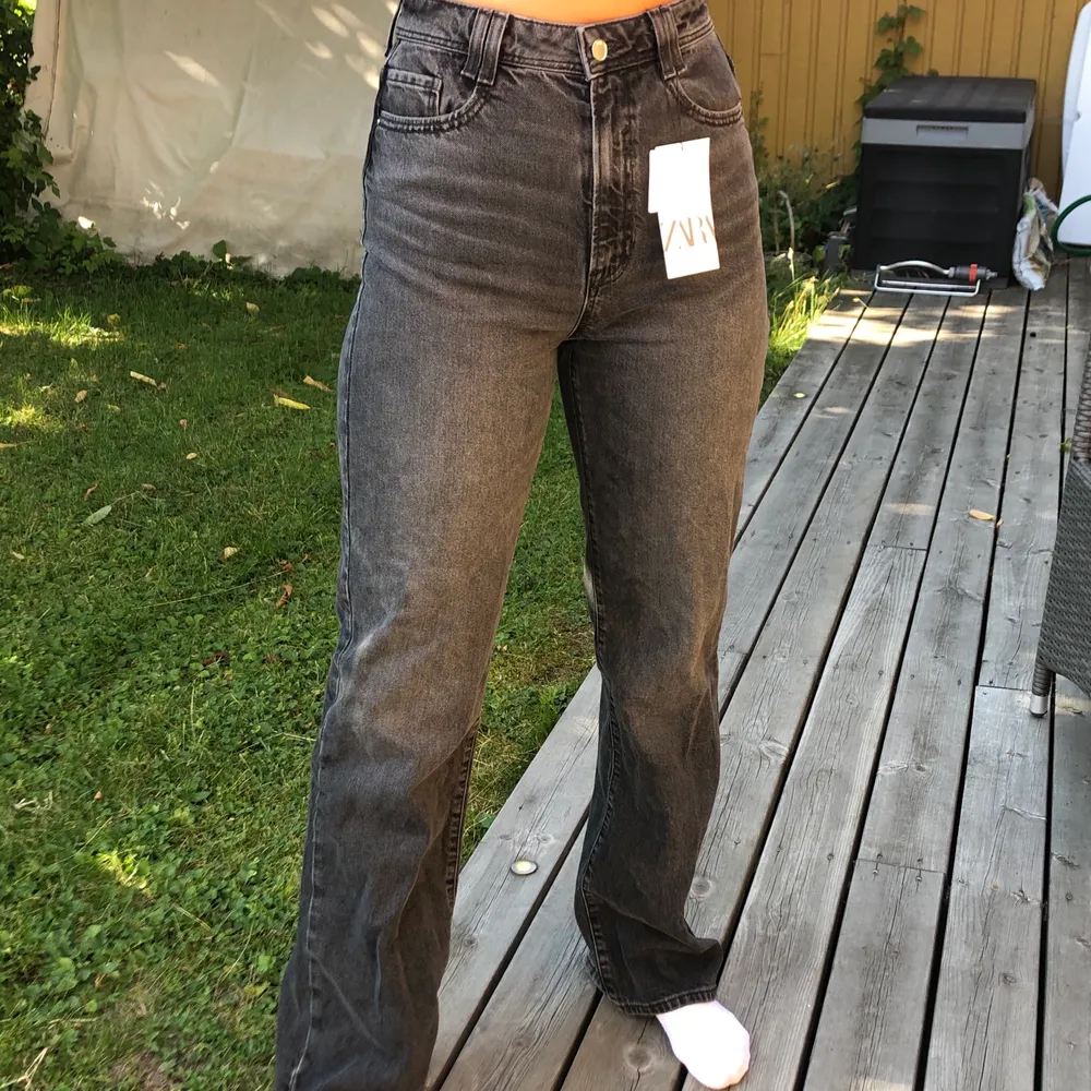 Säljer mina sjukt snygga full lengh zara jeans, då jag har liknande. Helt oanvända me prislappen kvar, och köparen står för frakten💗Är 174 cm lång💗. Jeans & Byxor.