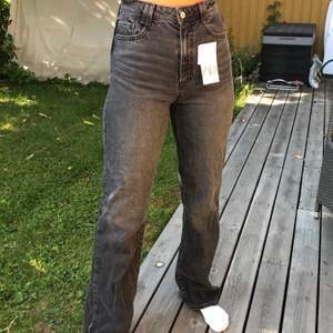 Säljer mina sjukt snygga full lengh zara jeans, då jag har liknande. Helt oanvända me prislappen kvar, och köparen står för frakten💗Är 174 cm lång💗