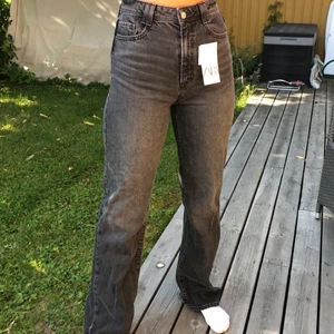 Gråa full lengh Zara jeans - Säljer mina sjukt snygga full lengh zara jeans, då jag har liknande. Helt oanvända me prislappen kvar, och köparen står för frakten💗Är 174 cm lång💗