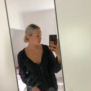 Svart blus  - Svart blus från tessie jätte fin iprincip oanvänd 