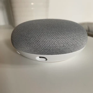 Google home mini - Har knappt använt denna Google mini då jag inte riktigt fick användning av den på samma sätt som jag förväntat mig. Den är alltså i nyskick och nästan aldrig använd. Ladd sladd medkommer givetvis, nypris 399kr, frakt tillläggs (49kr)
