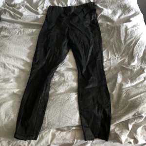 Fejk läder byxor strlk 36 - Säljer pågrund av att dom e för små för mig. Knappt använda så är i ett väldigt bra skick. Har små slitz längst ner på baksidan! 150kr+ frakt