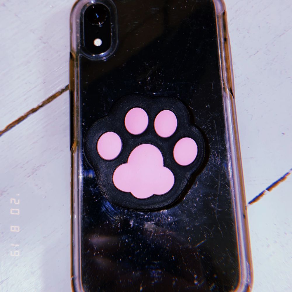 En popsocket som passar vilken mobil som helst!! Ser ut som ett gulligt tassavtryckđŸ,har just nu bara EN kvar...för att de andra blev sĂ„lda!Priset Ă€r 39kr vilket Ă€r bra för en popsocket eftersom de brukar vara dyra!Men högsta bud vinner sĂ„klartđ€. Accessoarer.
