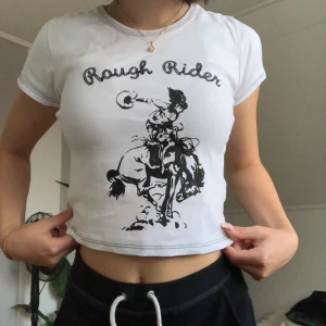 Vit cool T-shirt från brandy Melville  - Köpt för 20$, aldrig använd och har inga skador eller missfärgning. om många är intresserade så blir det budgivning💕