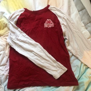 Kappa tröja - Vintage kappa tröja i basketball modell, jätteskön och tunn. Storlek S men skulle säga att den är mer en M. 