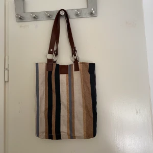 Väska - Snygg väska med läderhandtag å randigt tyg. Skänks den 21/8❤️