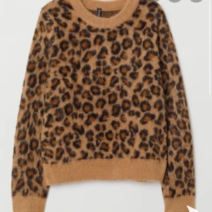 Stickad lepard tröja från H&M.  - Använd förtal gånger. På ärmarna vis mudden är den lite ”förstörd” av tvätten annars fint skick! Köparen står för frakten❤️