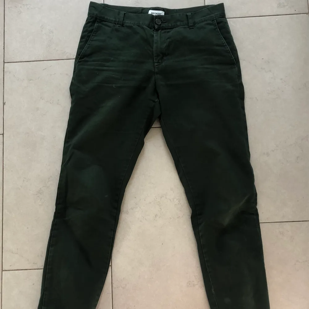 Nyfärgade smaragdgröna chinos från weekday . Jeans & Byxor.