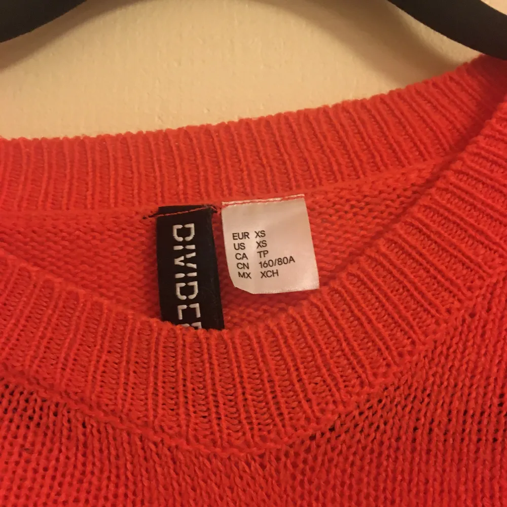 Fin stickad tröja i strl XS från H&M. Pris: 50 kr exklusive frakt, kan mötas upp i sthlm! . Stickat.