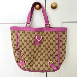 Gucci Abbey Tote.  - Superfin Gucci Abbey Tote köpt vintage i butiken Babastyles i Rom förra året. Har tyvärr aldrig fått användning av den så vill därmed sälja den. Skickas självklart med spårbar frakt! 2500kr bjuder på frakt. 