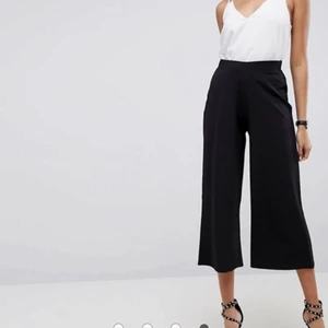 Culotte byxor  - Culotte byxorsäljes i stl 36. Resår i midjan så de är väldigt sköna. Knappt använda! 