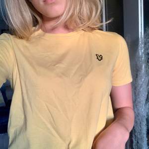 En gul tröja från Lyle&Scott💛 säljer då den ej kommer till användning