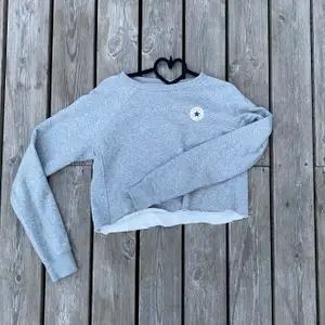 Säljer min gråa Converse tröja då en är för liten. Storlek S, magtröja 