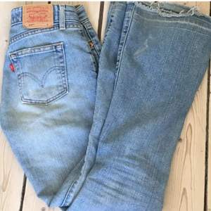 Ett par skitsnygga Levi’s jeans, tighta upptill och utsvängda nertill. Bootcut modell. Tyvärr lite för små för mig så behöver sälja vidare. För mer info skriv privat!